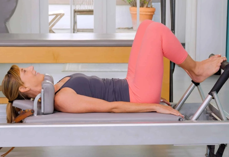 bai-tap-pilates-footwork-tren-reformer-2-1 Bài tập Footwork trên Reformer mang lại nhiều lợi ích cho cơ thể khi tập luyện thường xuyên.