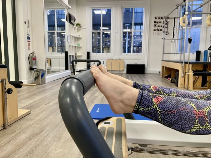 bai-tap-pilates-footwork-tren-reformer-4-1 Biến thể của bài tập Pilates Footwork trên Reformer