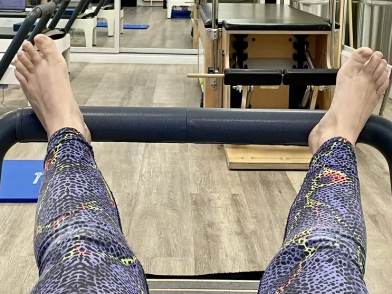 bai-tap-pilates-footwork-tren-reformer-6-1 Biến thể của bài tập Pilates Footwork trên Reformer