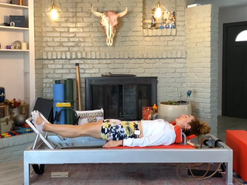 bai-tap-pilates-footwork-tren-reformer8 Luôn giữ thẳng lưng khi thực hiện động tác Footwork để tránh chấn thương.