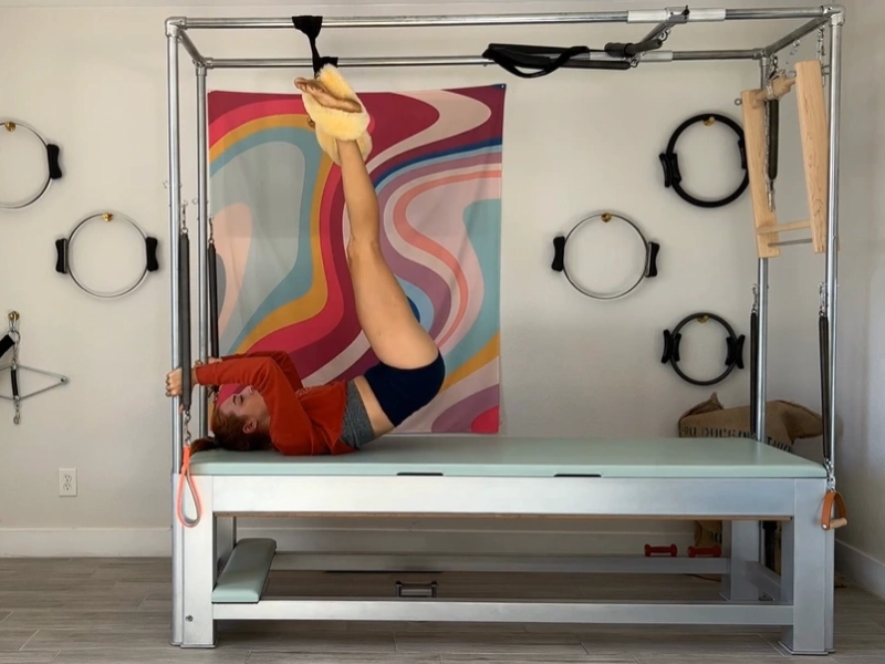 bai-tap-pilates-half-hanging-tren-cadillac-3-1 Nằm ngửa và chuẩn bị chân