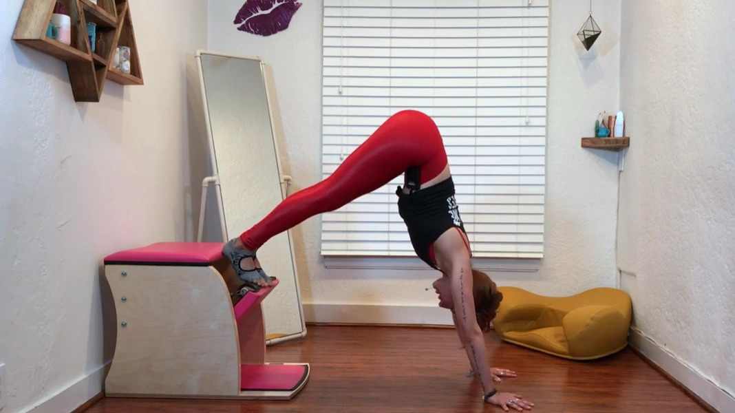 bai-tap-pilates-push-up-tren-wunda-chair-3 bai tap pilates push up tren wunda chair 3