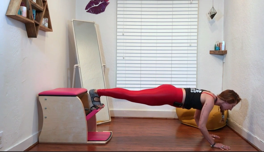 bai-tap-pilates-push-up-tren-wunda-chair-5 bai tap pilates push up tren wunda chair 5