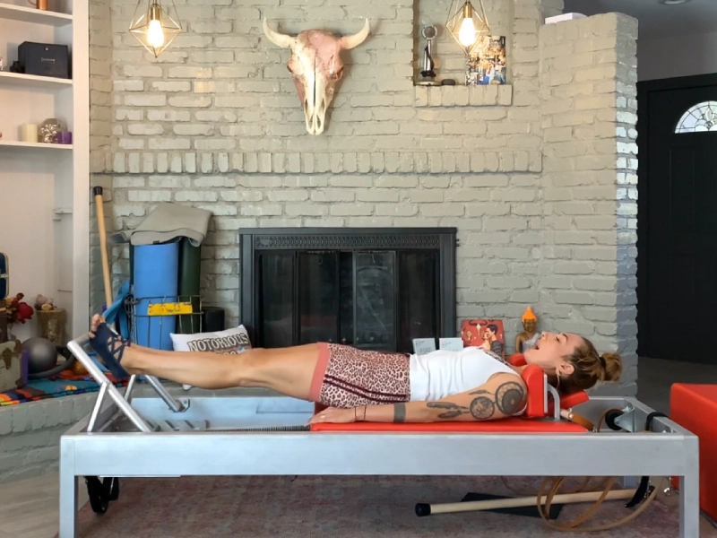 bai-tap-pilates-running-tren-reformer-4 Cách thực hiện bài tập Pilates Running trên Reformer