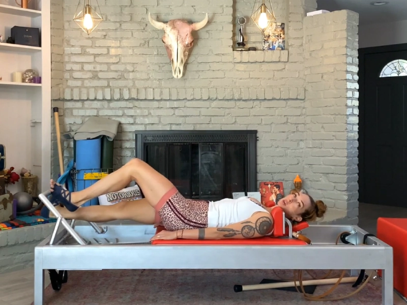 bai-tap-pilates-running-tren-reformer-6 Cách thực hiện bài tập Pilates Running trên Reformer