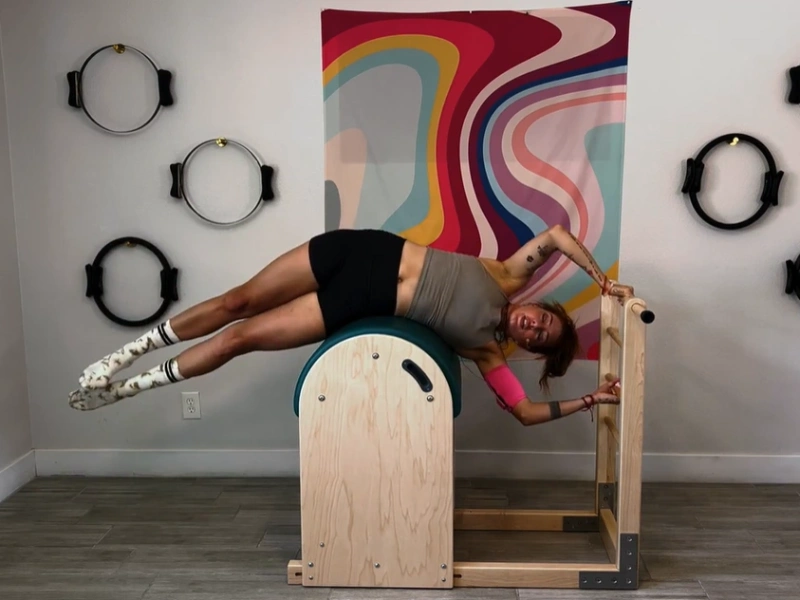 bai-tap-pilates-side-stretch-tren-ladder-barrel-3-1 Đưa cơ thể vào tư thế Side Stretch