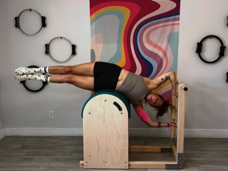 bai-tap-pilates-side-stretch-tren-ladder-barrel-4-1 Thực hiện nâng cả hai chân lên và hạ xuống