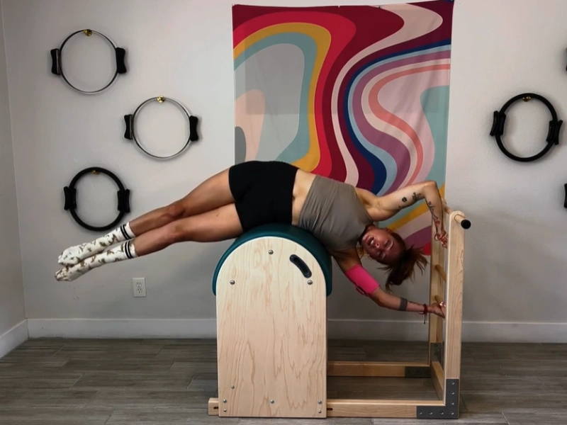 bai-tap-pilates-side-stretch-tren-ladder-barrel-5-1 Thực hiện nâng cả hai chân lên và hạ xuống