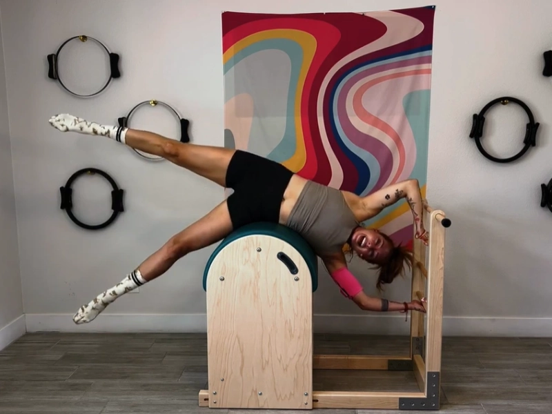 bai-tap-pilates-side-stretch-tren-ladder-barrel-6-1 Thực hiện động tác chân trên giữ nguyên, chân dưới nâng lên