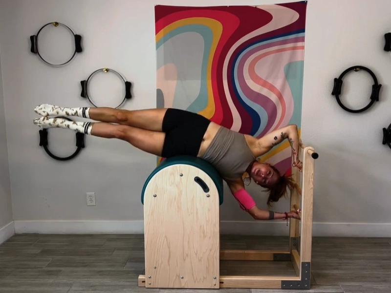 bai-tap-pilates-side-stretch-tren-ladder-barrel-7-1 Thực hiện động tác chân trên giữ nguyên, chân dưới nâng lên