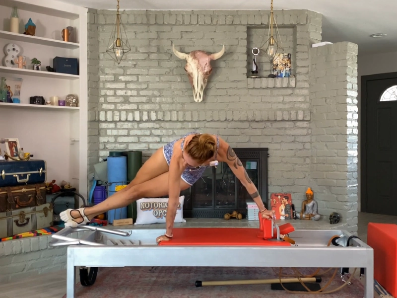 Các bước thực hiện bài tập Snake and Twist trên Reformer