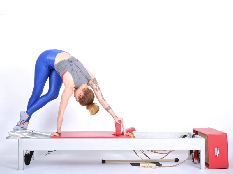 Bài tập Snake and Twist trên Reformer phù hợp với những người có nền tảng Pilates vững chắc.