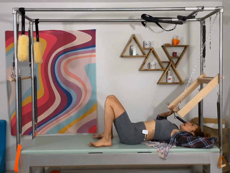 bai-tap-pilates-tower-with-push-thru-bar-tren-cadillac-3-1 Tư thế chuẩn bị thực hiện Tower with Push Thru Bar trên Cadillac