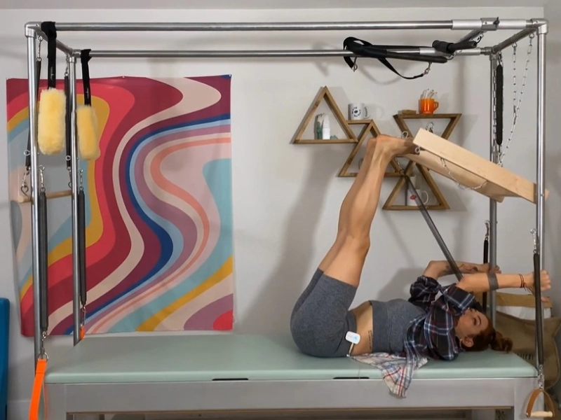 bai-tap-pilates-tower-with-push-thru-bar-tren-cadillac-4-1 Vị trí chân và tay khi chuẩn bị.