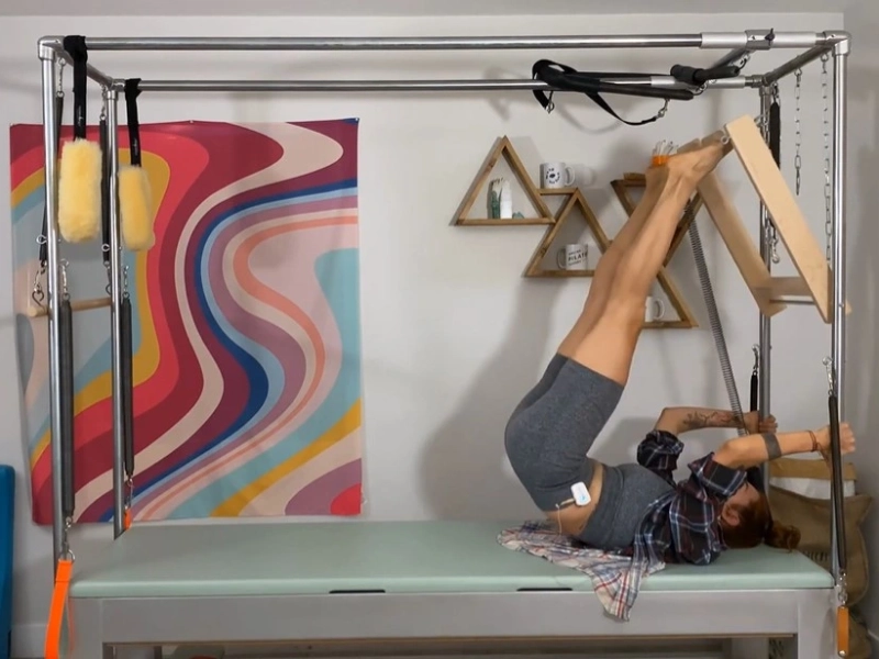 bai-tap-pilates-tower-with-push-thru-bar-tren-cadillac-5-1 Thực hiện động tác cuộn hông