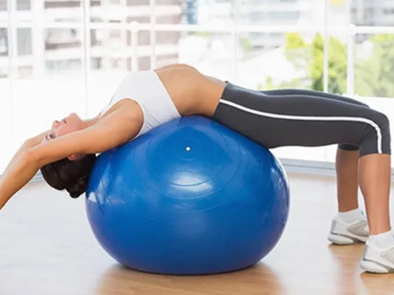 cach-tap-pilates-tang-chieu-cao-hieu-qua-5-1 Bài tập 4: Tư thế trải dài với bóng