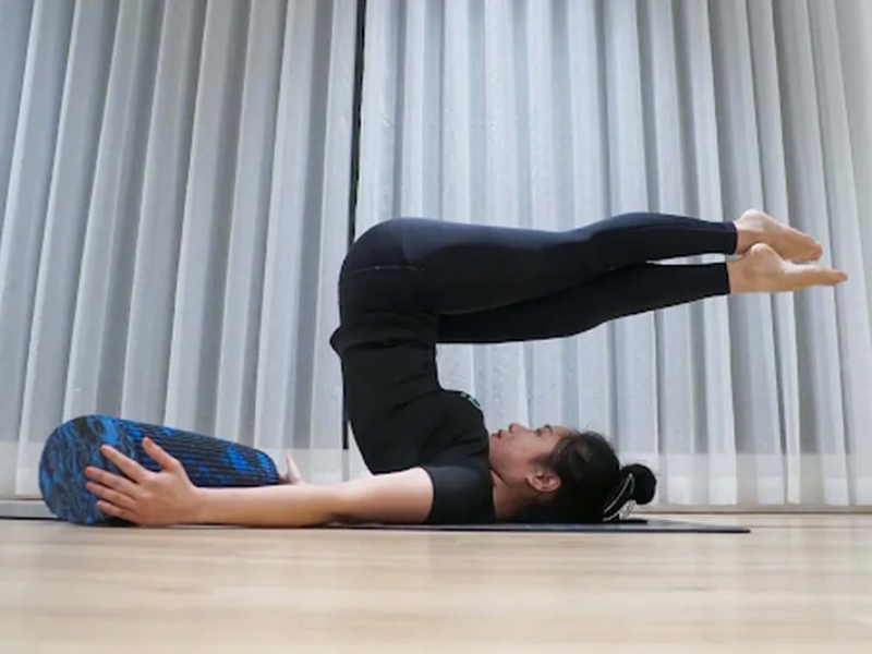 cach-tap-pilates-tang-chieu-cao-hieu-qua-7-1 Bài tập 7: Tư thế cuộn người kéo dài cột sống