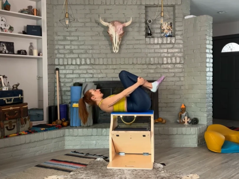 huong-dan-chi-tiet-bai-tap-pilates-double-leg-stretch3 Cách thực hiện bài tập Pilates Double Leg Stretch trên Wunda Chair