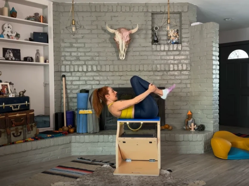 huong-dan-chi-tiet-bai-tap-pilates-double-leg-stretch4 Cách thực hiện bài tập Pilates Double Leg Stretch trên Wunda Chair