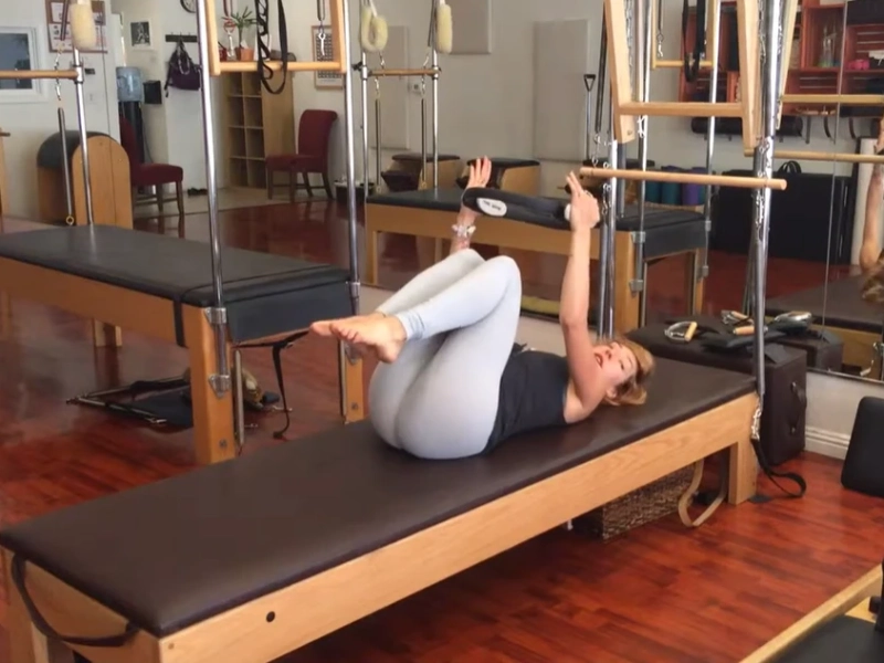 huong-dan-chi-tiet-bai-tap-pilates-double-leg-stretch7 Cách thực hiện bài tập Pilates Double Leg Stretch với vòng Magic Circle