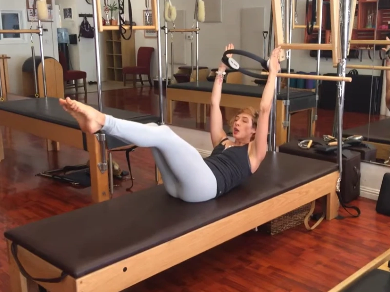 huong-dan-chi-tiet-bai-tap-pilates-double-leg-stretch8 Các bước thực hiện bài tập Pilates Double Leg Stretch với vòng Magic Circle