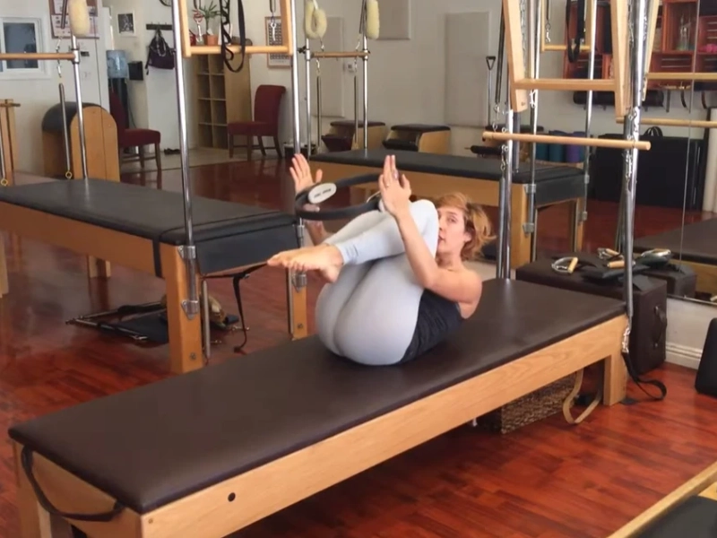 huong-dan-chi-tiet-bai-tap-pilates-double-leg-stretch9 Các bước thực hiện bài tập Pilates Double Leg Stretch với vòng Magic Circle.