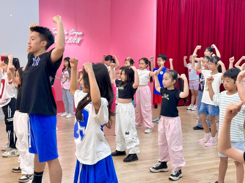 trung-tam-day-nhay-hien-dai-ha-noi-2-1 Trung tâm dạy nhảy hiện đại Le Cirque Dance Studio